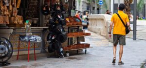 Een levendige straatmarkt in Spanje met kraampjes vol producten